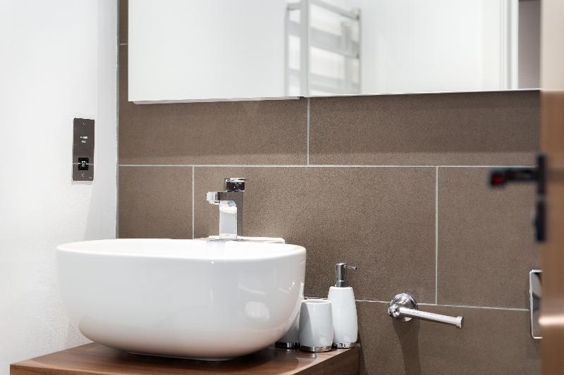 One Commercial Street 5*